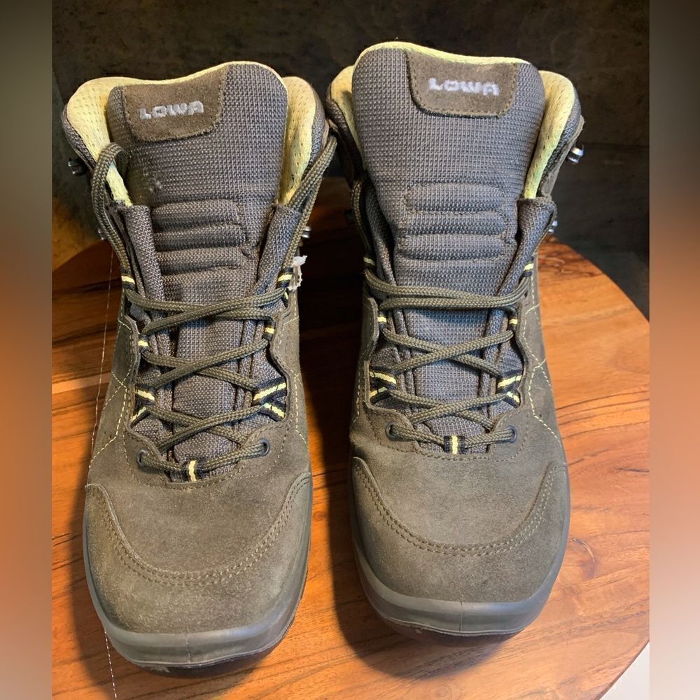 Lowa womens boots.  Inv 5533a